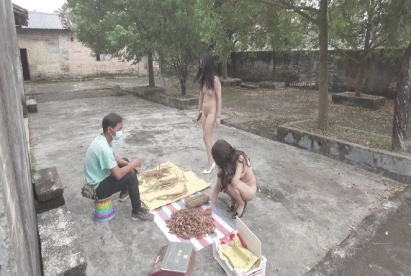 杏吧传媒 和朋友高跟鞋漫步村庄勾引卖货的大叔