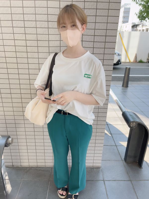 与微笑北陆白皙滑熘肌肤妹子骆驼蹄小穴抽插中出