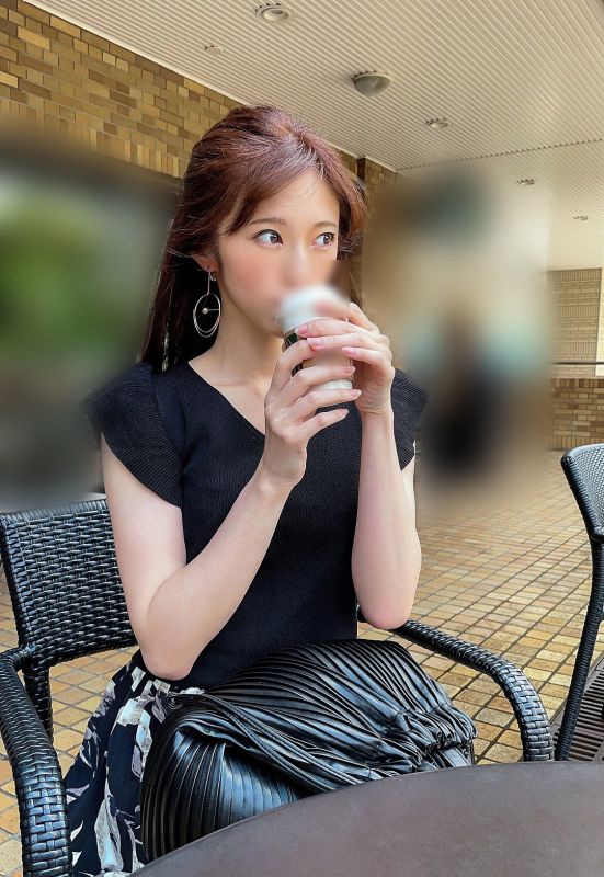 大学职员大姊(27歳)与发情男大生在宾馆无套中出