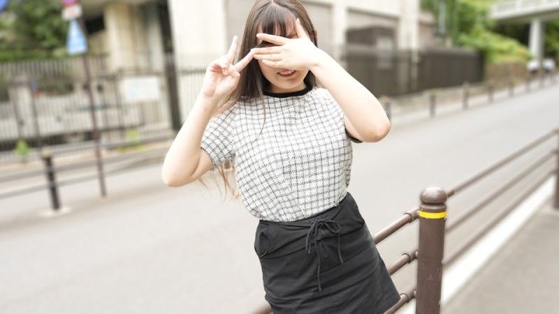 露出舌头做和平表情百战经验丰富的女孩 反町智美