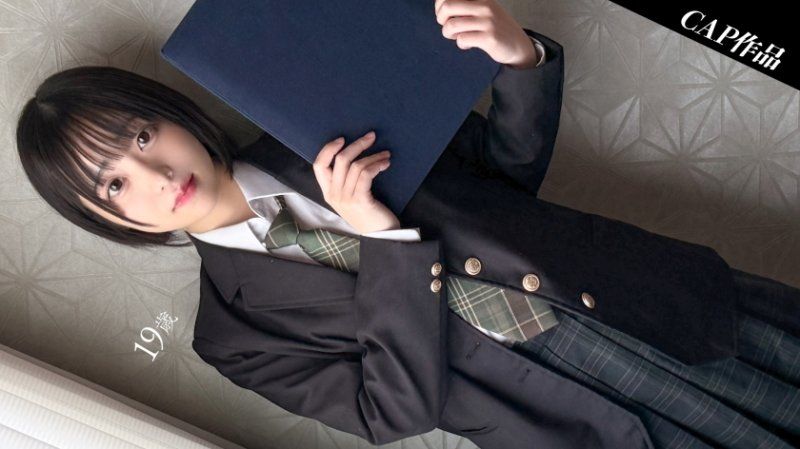 与贫乳短髮小帐女子第一次约会后，拍摄了纪念性的性爱影片。