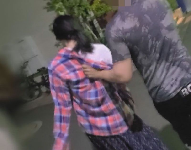 【个人】抓住夜逃的妻子 一面乱爆对待潮吹妻子一面让她服从。全裸放出