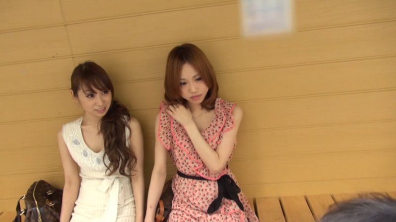 太太，在旅途中慾求不滿大解放！脫下套套，瘋狂插入！狼吞虎嚥肉棒的溫泉休息治癒之旅！在旅途中用肉棒喘息高潮到不行！