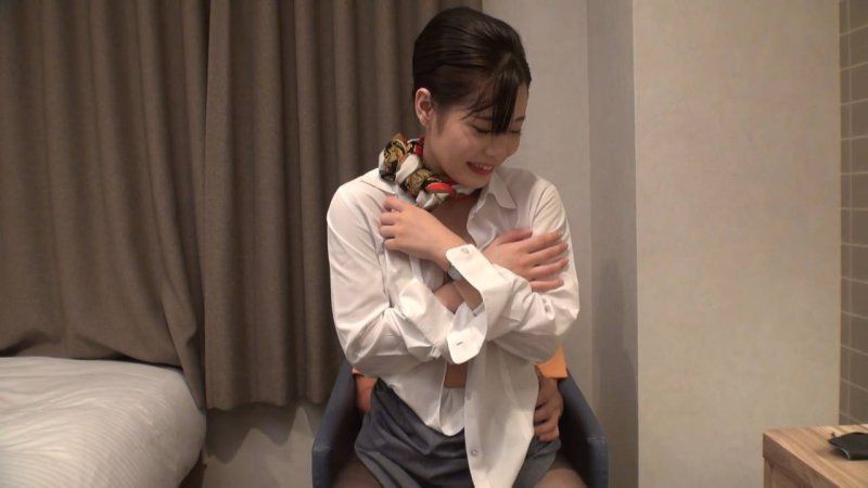 【初次拍摄】外资航空公司勤务 CA 24岁。记录从憧憬的黑色丝袜美腿出色的空姐那裡得到第一次也是最后的破处样貌。中出性爱拍摄。