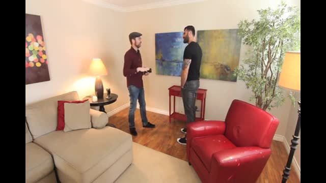 催眠师慢慢将大块头变成他的性奴隶