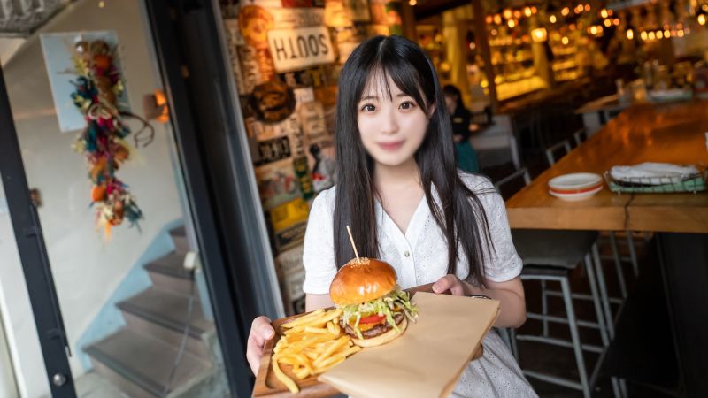 稍微长大了的19岁的天真可爱的白皮肤的女大学生!炫目的纯白的连衣裙和美丽的美白的美体生中出&颜面射精! !