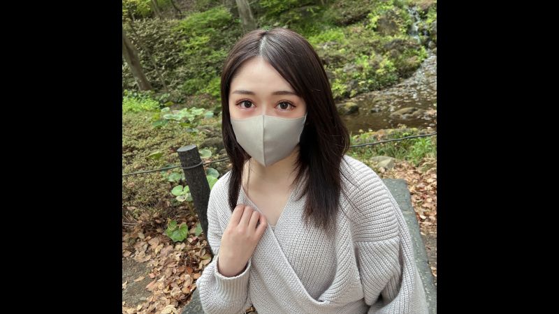 首次拍摄/登场！ 强行将刚来的女大学生带到公园小厕所口爆中出！