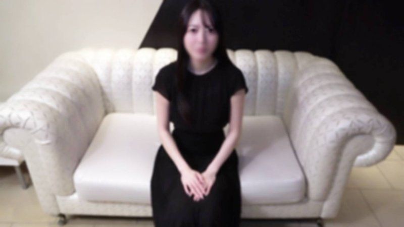 【初次拍攝/豪華特典】麗質的美白纖細鋼琴講師。一邊害羞一邊臉紅，展現成熟情色與美麗的喘息聲。