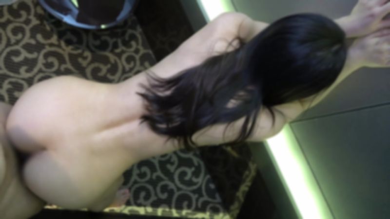 露脸！害羞满分感度出众经验稀少的100％清楚系美少女搭讪、美臀站立背后位与漂亮小穴无套抽插享乐、最后中出与在浴室恩爱再来一发！