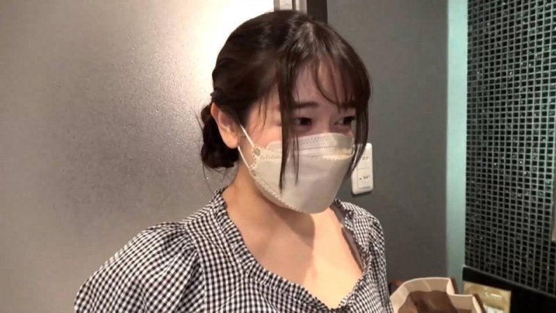 【个人拍摄】※50部限定超特价※外送男士美容后，竟然是位美人般的已婚妇女！ 摘下口罩后太美了，跪下恳求我情色自拍！
