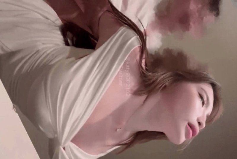 杏吧传媒 穿着性感纯白礼服在吸菸室和男友做爱-kitty