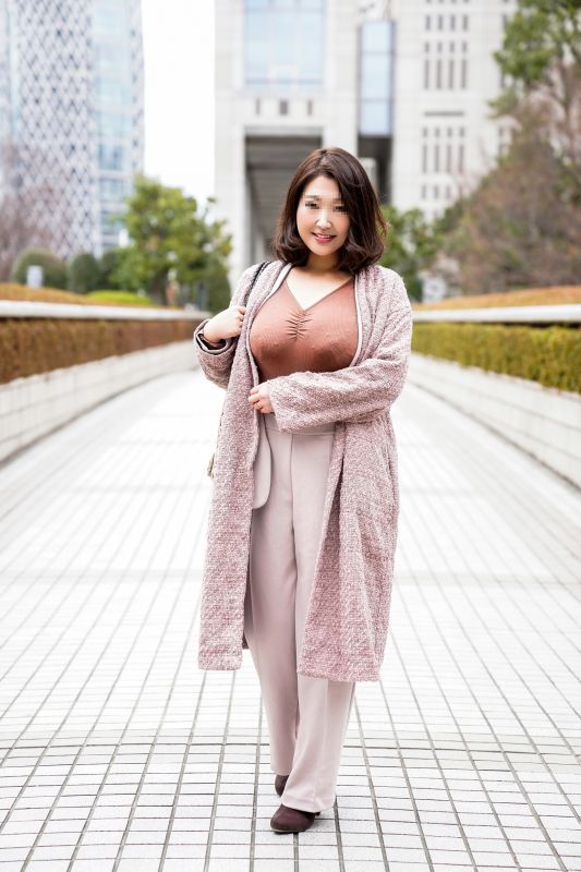 【个人】G罩杯美人妻35歳、在宾馆涂满精油与小鲜肉自拍做爱