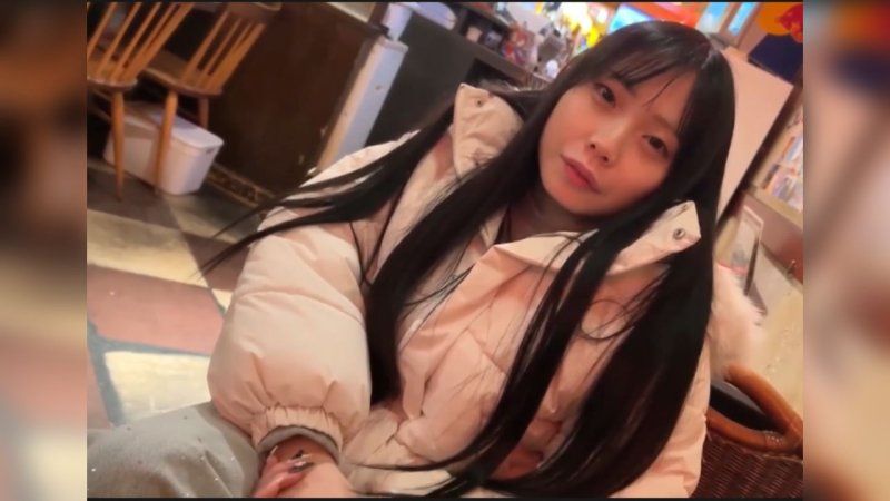 和青梅竹马的禁断之交。吸吮到天然H罩杯长大的毛茸茸欧派，发出「啊～好舒服…♡」的母性声音，高潮到不行。太过色情，真的好吗看到这种景象